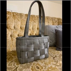 Harvey’s seatbelt bag